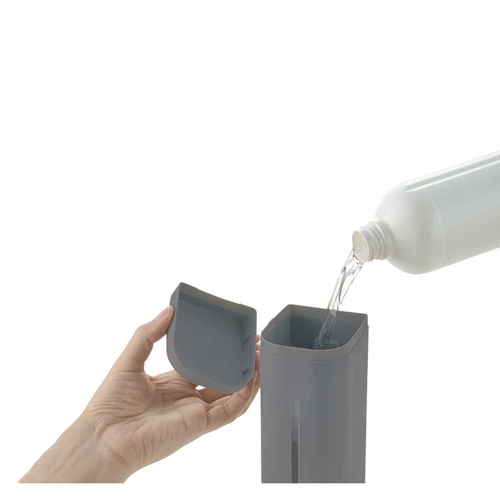 ディスペンサー　泡タイプ　シールフック　下から出てくるディスペンサー　500ml　ホバー　ダークグレー ダークグレーの筐体が正面から見える設置状態、シールフックに吊るされた泡タイプのディスペンサー。
