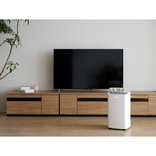 コンプレッサー式衣類乾燥除湿器　ホワイト　1台 全体的にクリーンなデザインのデュアルエアアウトレット付き除湿器が横から見える状態