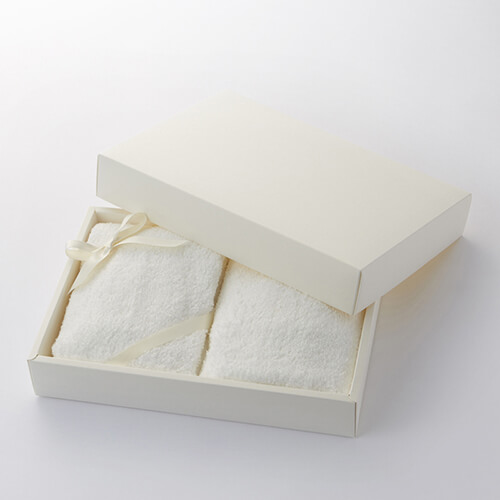 表面にストライプ状のエンボス加工が施されたギフトボックス