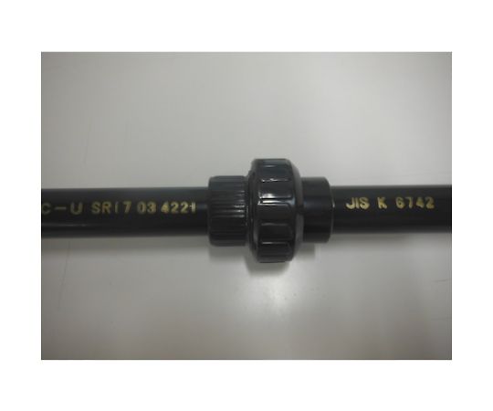 コンパクト型ユニオン継手　PVC/EPDM　TS式　30A 青色のユニオン継手が側面から撮影され、部品の質感や形状が鮮明に映し出されている。
