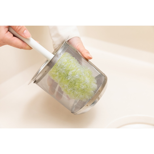 キッチン掃除 キッチンバスボンくん抗菌 シンク排水口ブラシ ブラシの先端と持ち手が鮮やかなカラーで描写されている。