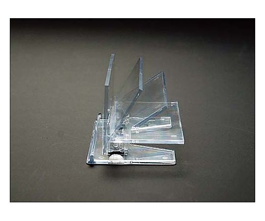 ラミネートカード立て 透明なプラスチックケースにカードが立てられた様子