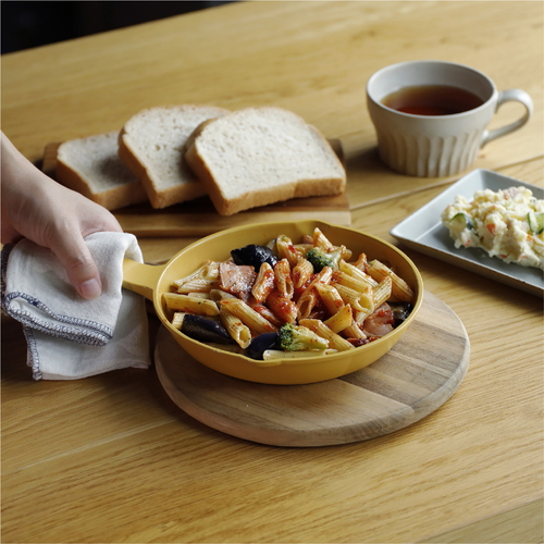 グリルプレート　角型　18×18cm　IH対応　copan　食洗機対応　マスタード 表面に焼き目がついた状態の正方形のプレート