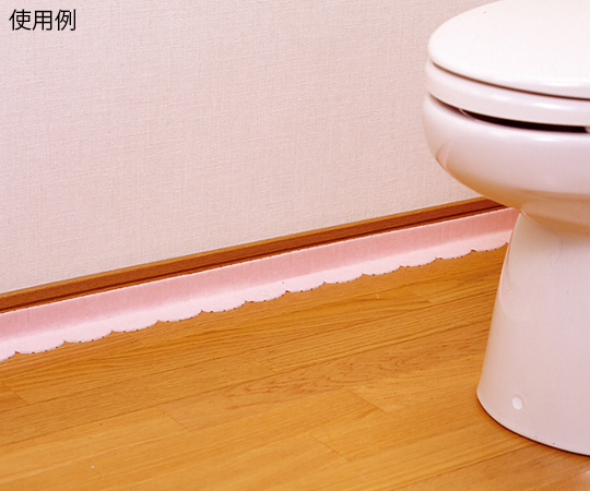 便器すきまテープ ピンク 1個（2枚入） パッケージが斜めから見える状態で、テープと滑らかな表面が強調されている。