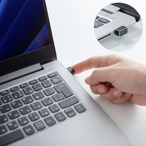 USB指紋認証リーダー(Windows　Hello対応)　1個 透明なカバーの下に収められたコンパクトなデバイスが正面を向いている様子