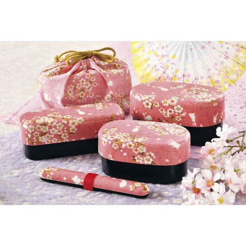 お弁当箱　2段　布貼小判弁当　桜うさぎ　HAKOYA　830ml　入れ子　ピンク 柔らかなピンク色の布で覆われた2段重ねのお弁当箱が並んでいる様子