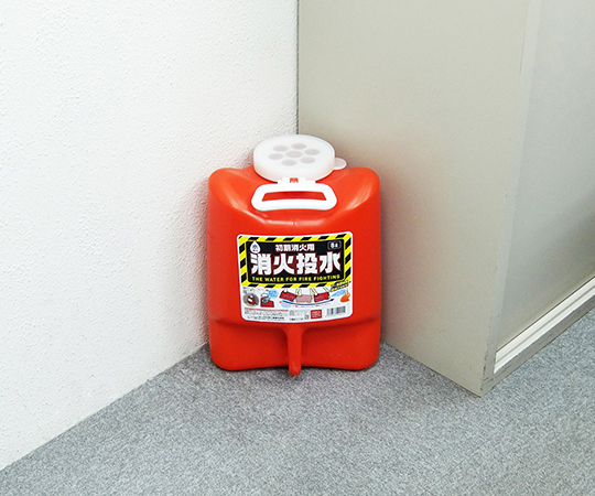 消火投水 8L 白いプラスチック製のタンクが正面に置かれ、上部には注ぎ口が見える状態