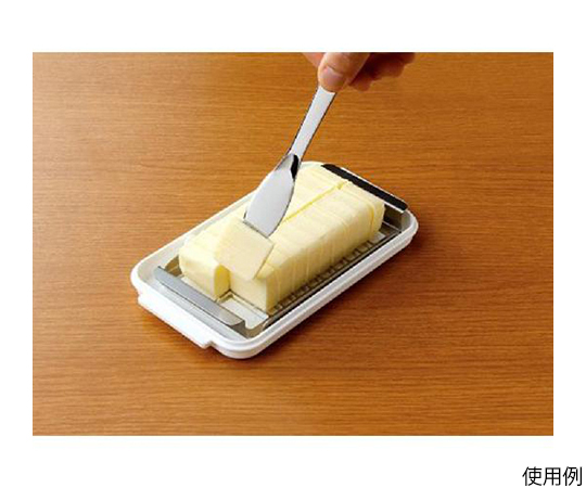 ステンレス式バターケースDX（バターナイフ付） 銀色のステンレス製容器がバターナイフと一緒に並べられた様子
