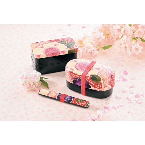 弁当箱　2段　830ml　布貼小判弁当　桜ピンク 布地で覆われた柔らかな質感の2段弁当箱、桜模様があしらわれた優しいピンク色。