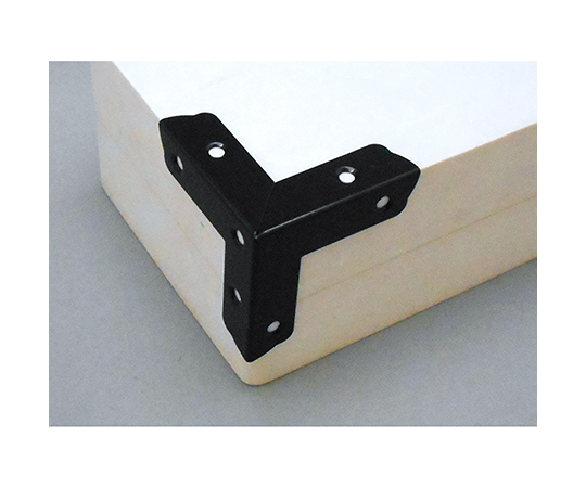 カラー隅金　三方面　黒　31×31mm 黒い角度の異なる隅金が一対並んでいる様子