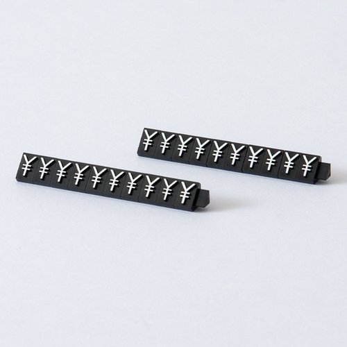 陳列備品 ニュープライスキューブ補充L用(20粒) 黒/白 ￥マーク 友屋 黒と白のパッケージに入った補充用商品が並んでいる様子