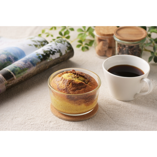 保存容器　電子レンジ対応　グラスコンテナ　270ml　クリーム 透明なガラス容器が鮮やかなクリーム色のリッドと共にテーブルに置かれている様子