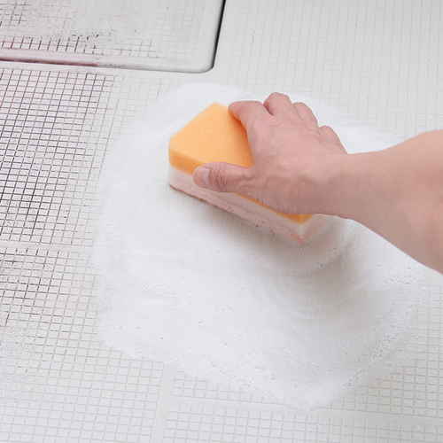 お風呂洗剤　業務用スカッと浴室クレンザー 白いボトルに青いラベルがついた清掃用液体が立てられた状態