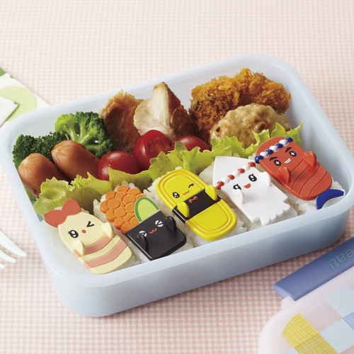 抜き型 ピック SUSHI おにぎり型＆ピックセット ミニしゃもじ付き カラフルなピックと型が整然と並ぶ様子、ミニしゃもじも一緒に配置されている。