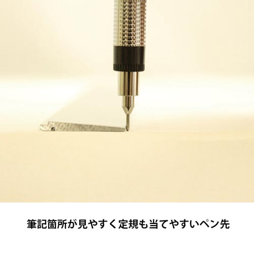 シャープペン　グラフレット　0.5mm　製図用 白いボディの黒いキャップを持つ筆記具が横向きで置かれ、金属部分が光を反射している様子