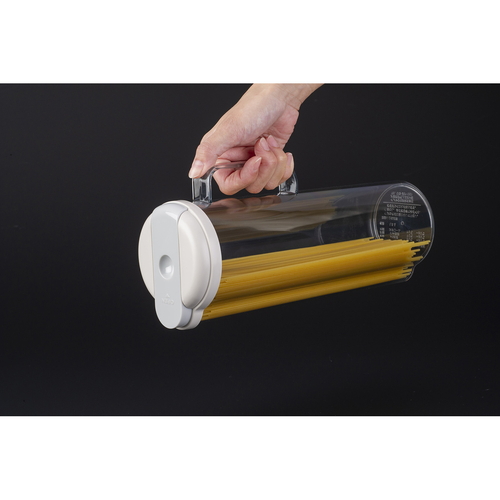 保存容器　パスタストッカー　1.6L 透明な容器の内部が見える状態で、上部が広がったデザイン。