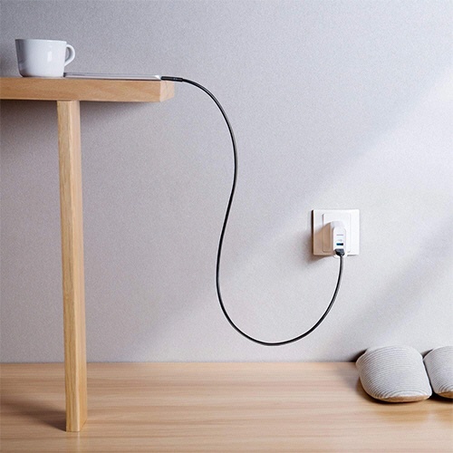 ANKER　PowerLine　II　USB-C&USB-A　ケーブル(USB3.1　Gen2対応)　0.9m　ブラック　1本 円形のコネクタ部分が見えるアップショット、ケーブルが直線的に伸びている様子