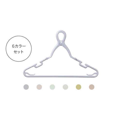 首元を伸ばさずに干せるベビー&キッズキャッチフックハンガー6本組 キャッチフックハンガーが6本、円形フック付きで整然と並んでいる様子