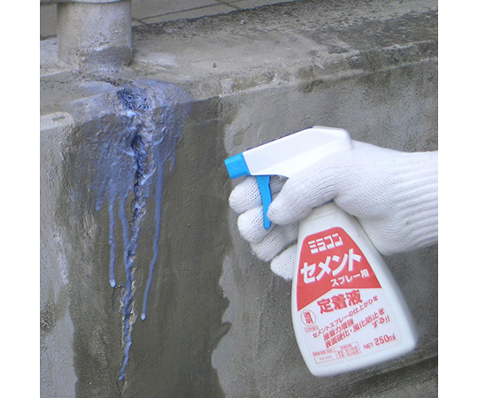 セメントスプレー用定着液　透明　250mL 透明な液体が入ったスプレーボトルが正面に向いている状態
