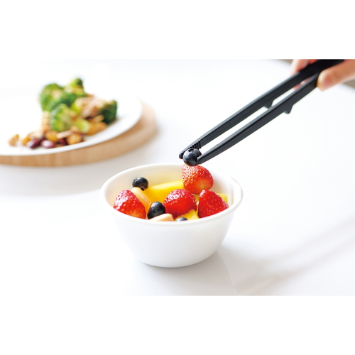 トング　菜箸トング　TOUCH　st　先が付かない　シリコン製　食洗機対応 シリコン製のトングが立てかけられた状態で、先端が浮いている様子