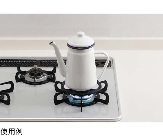 パンツール ミニ鍋がおける五徳 白い陶器の鍋を支えるシンプルなデザインの五徳が側面から映る状態