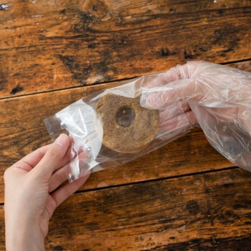 テープ無 OPP袋 無地スイーツパック クリア-3(100枚) ヘッズ 透明な袋が均等に重なった状態、光を透過している様子。