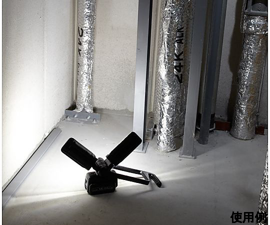[充電式] LEDライト 明るい光を放ちながら横に置かれた充電器付きの照明デバイス