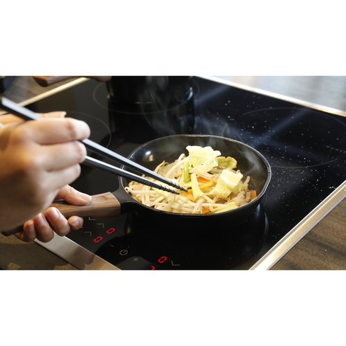 フライパン　18cm　IH対応　copan　ミニシリーズ テフロン加工の光沢がある表面、持ち手が見える角度での撮影状態。
