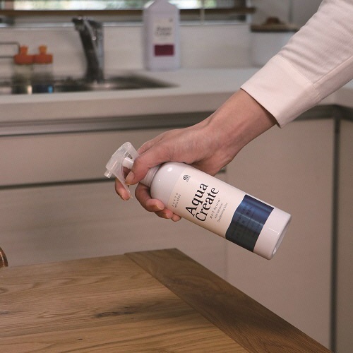 Aqua　Create　Deo　280ml　1本 ボトルが立てられ、セミマットの質感が際立っている状態