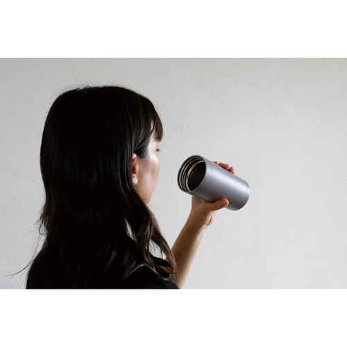 水筒　holms　ハンドル付きタンブラー　370　ダークグレー 持ち手とフタが付いたシンプルなデザインのステンレス製容器