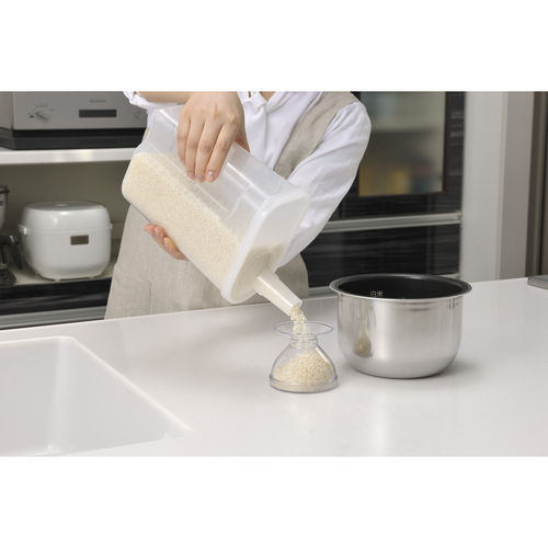 米びつ　2kg　ドアポケットに入る　冷蔵庫米びつ　計量カップ付き 透明なプラスチック容器に収められた米が見える状態、計量カップも並ぶ整った配置。