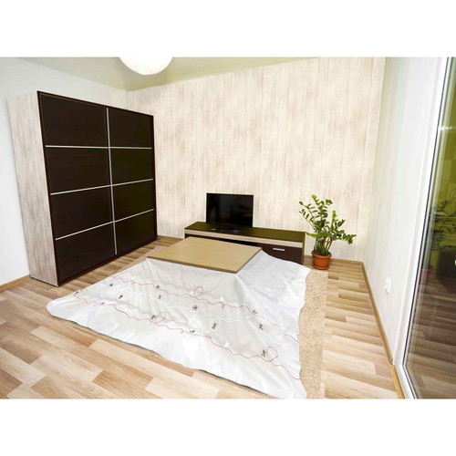 こたつ布団カバー　コタツ上掛け　ミッキークラフト　抗ウイルス加工　レッド　190X240 鮮やかなレッドの布団カバーがシワなく広げられ、中央にミッキーのデザインが施された状態