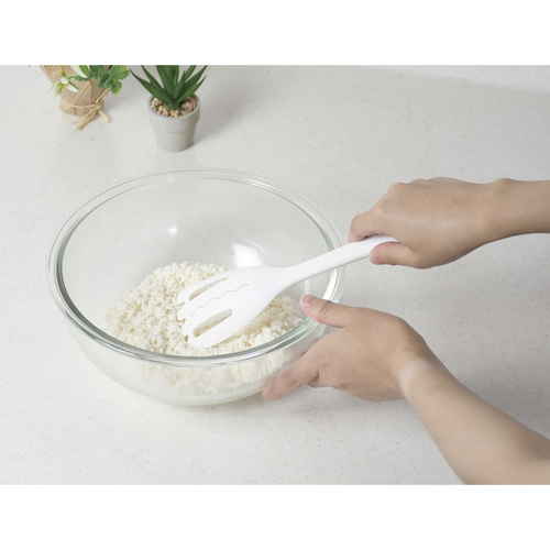 米とぎ　白指姫お米とぎ 白いプラスチック製の米とぎが濡れたお米を入れて置かれている様子