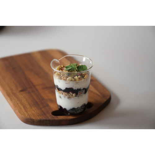 PYREX　計量カップ　250ml　メジャーカップ　ホワイト 透明な計量カップが白い背景の上に置かれ、注ぎ口と目盛りが鮮明に見える状態。