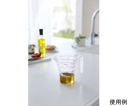 段々計量カップ500ML 透明な計量カップが上から見える状態で、目盛りがはっきりと表示されている。