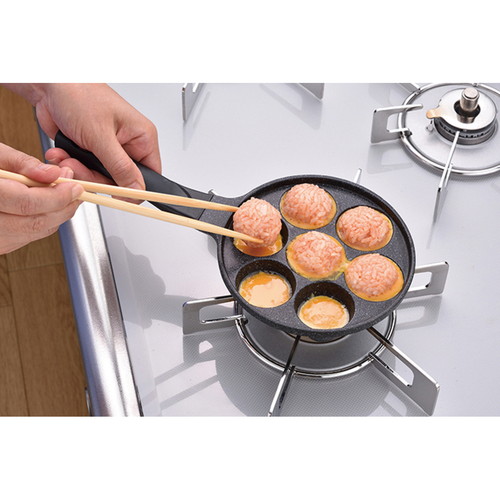ひとくちボール焼き　ひるもぐ　コロコロひとくちボール焼 丸みを帯びたひとくちサイズの焼き菓子が、白い背景の上に均等に並べられている様子