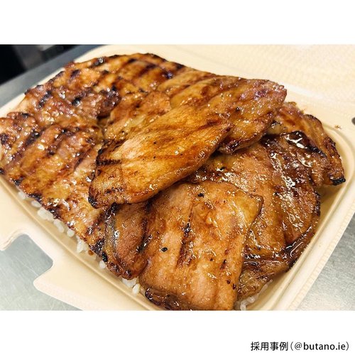 弁当容器 DLVランチ21-17ベージュ エフピコ 淡いベージュのフタと透明な本体が重なった弁当容器の横からのアングル