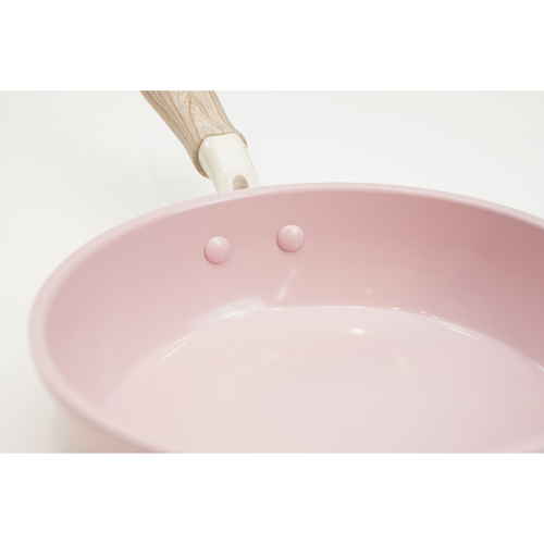 セラミック加工　IH対応軽量フライパン　26cm　ハルミック　ペールピンク 明るい色合いのフライパンが横向きに置かれている様子