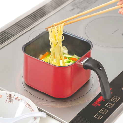 マルチポット　ToMay　IH対応スクエアポットミニR　レッド 深い赤色のスクエア型ポットがテーブルの上に置かれた様子