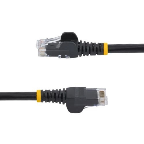 カテゴリ6　LANケーブル　RJ45モールドコネクタ　ツメ折れ防止　22.8m　ブラック　1本 黒いLANケーブルが真上から撮影され、コネクタ部分が鮮明に見える状態