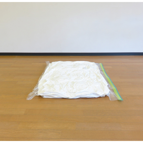 圧縮袋 ふとん M シングル 掛けふとん用 2枚入 透明なパッケージに入った、圧縮シールが見える状態