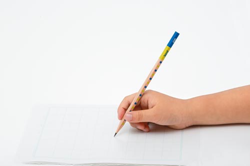 かきかたえんぴつ しっかり持てる六角4B2Pパック パッケージが正面を向き、カラーが鮮やかに見える状態