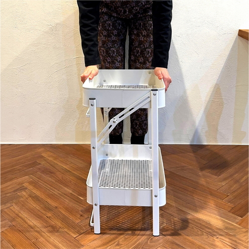 キッチンワゴン　折り畳める2段ワゴン　Amely　ホワイト シンプルなデザインのホワイトワゴンが横向きで展示されている様子
