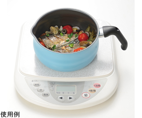 Tomay IH対応マルチパン M （LB） おたふくの取っ手側から見た斜めの角度で、シルバーの表面が光沢を放っている様子。