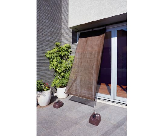 オーニング用スリットシェード　2×2m シェードが広げられた状態で、風になびく様子