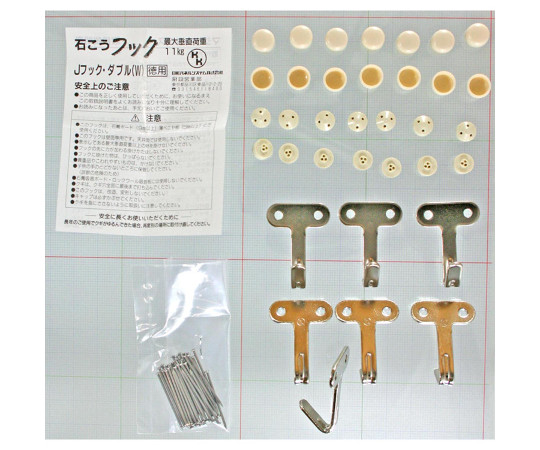 Jフックダブル　徳用　シルバー　7セット入 パッケージが斜めから見える状態で、シルバーのフックが7セット並んでいる様子。