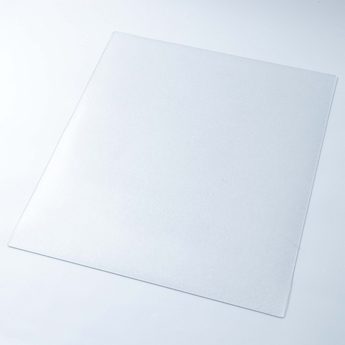 PVCマルチ保護マット75×70cm 滑らかな表面に配置された透明な保護マット、周囲にシンプルなラインが施されている。