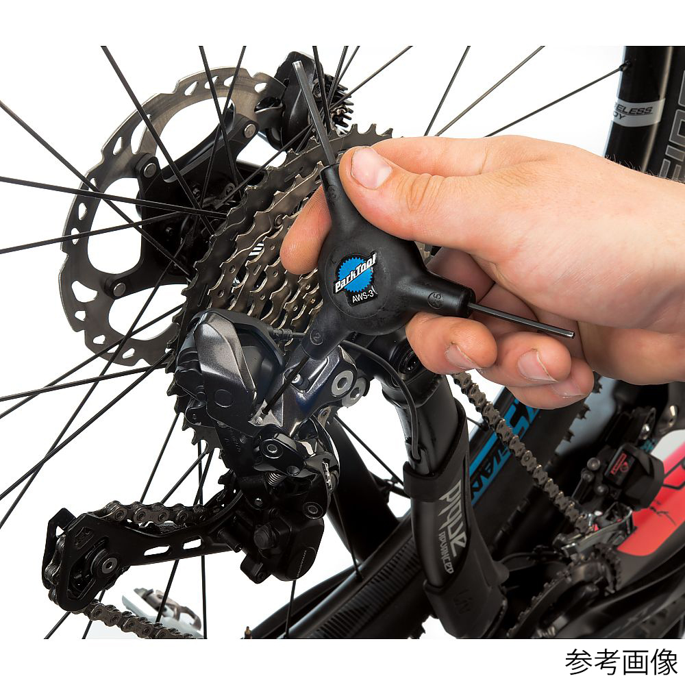 Y型ヘックスレンチ 3本のヘックスレンチが並んでいる様子、中央のレンチは特に目立つデザイン。