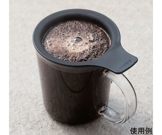 ワンカップ コーヒーメーカー シンプルなデザインのコーヒーメーカーがテーブル上に配置されている状態