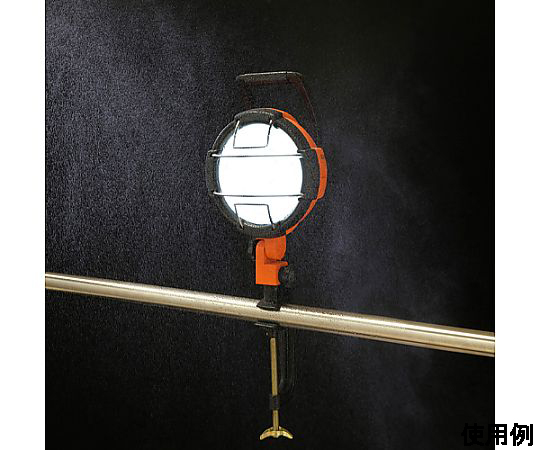 AC100V/52W 作業灯/LED(コード5m) グレーのカバーで覆われたLED作業灯が地面に置かれている様子、コードが手前に伸びている。
